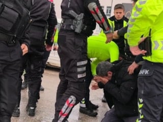 Bursa'da ehliyetsiz sürücü polise uzun süre direndi