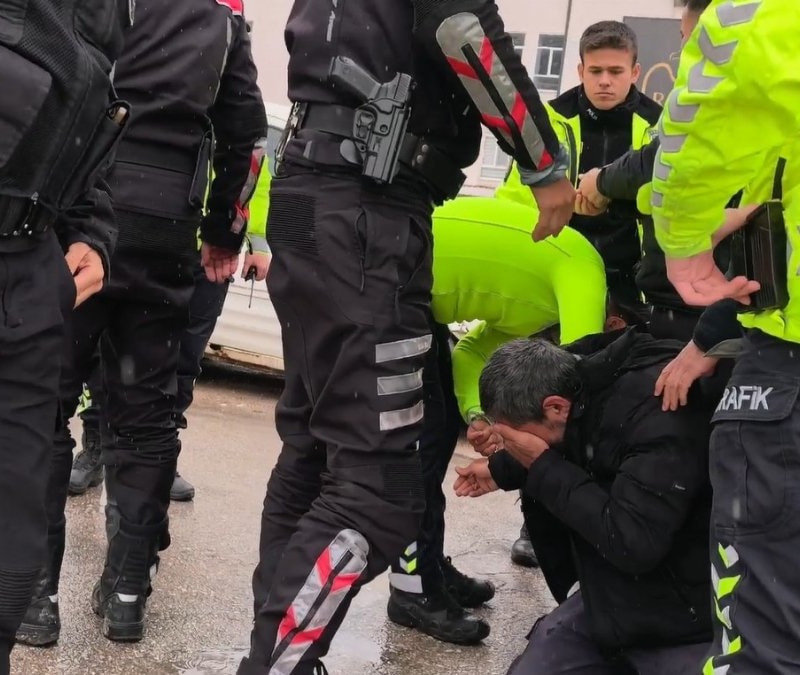 Bursa'da ehliyetsiz sürücü polise uzun süre direndi