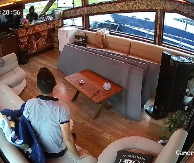 İstanbul'da demirli tekneye giren hırsız uyuyan güvenlik görevlisiyle karşılaştı