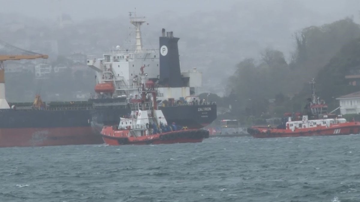 İstanbul Boğazı’nda arıza yapan yük gemisi kurtarıldı: Gemi trafiği yeniden açıldı