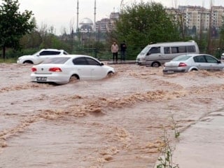 Şanlıurfa ve Gaziantep'te aşırı yağışlar hayatı felç etti