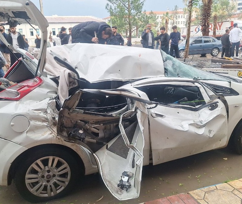 Şanlıurfa'da güneş enerjisi paneli otomobilin üzerine devrildi: 1 ölü