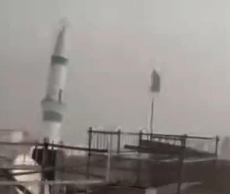 Şanlıurfa'da fırtınada caminin minaresi yıkıldı