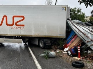 Mersin'de tırın çarptığı baraka iş yeri yıkıldı