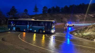 Kayseri’de alkollü bir şahıs çaldığı özel halk otobüsüyle kaza yaptı