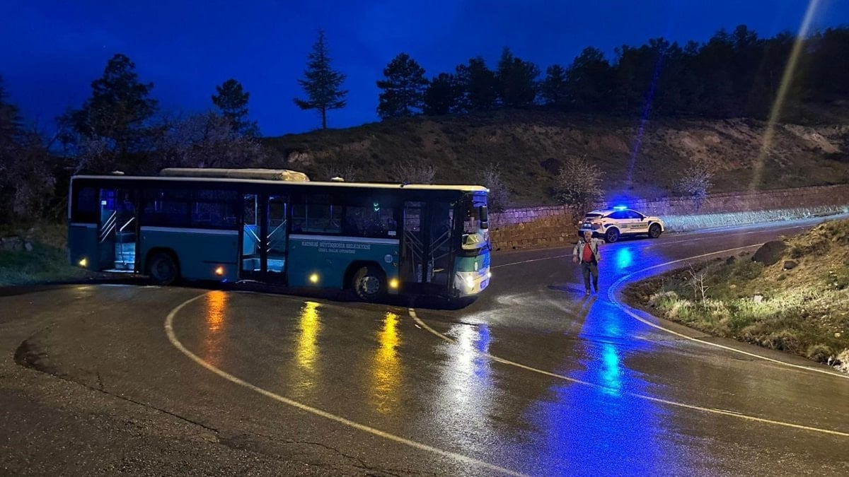 Kayseri’de alkollü bir şahıs çaldığı özel halk otobüsüyle kaza yaptı