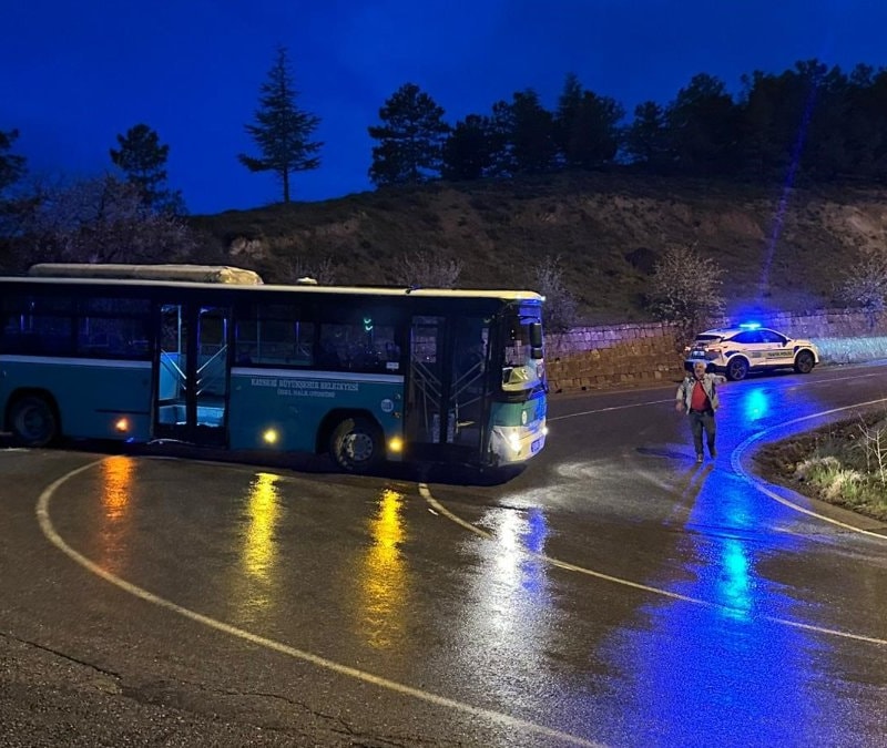 Kayseri’de alkollü bir şahıs çaldığı özel halk otobüsüyle kaza yaptı