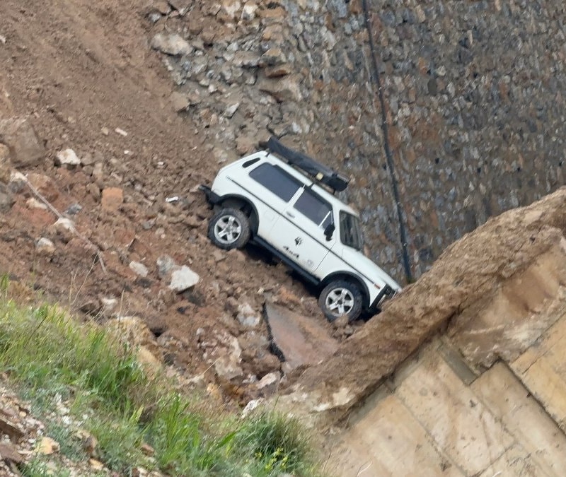 Tokat’ta istinat duvarı çöktü: Park halindeki araç sürüklendi