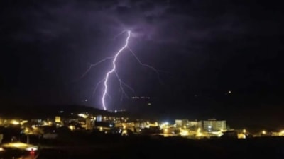 Diyarbakır'da yıldırım düştü: Elektrik ve internet hatları zarar gördü