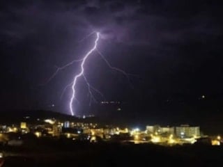 Diyarbakır'da yıldırım düştü: Elektrik ve internet hatları zarar gördü