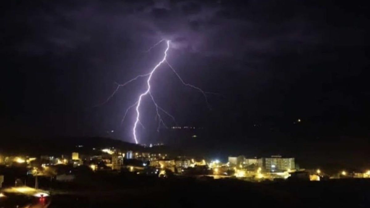 Diyarbakır'da yıldırım düştü: Elektrik ve internet hatları zarar gördü