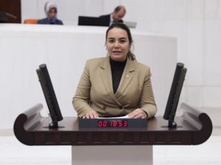 İyi Partili Ayyüce Türkeş, çakarlı konvoyu ile yemek yemeye gitti
