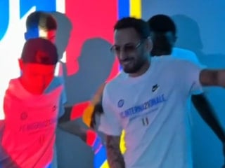 Hakan Çalhanoğlu'ndan şampiyonluk dansı