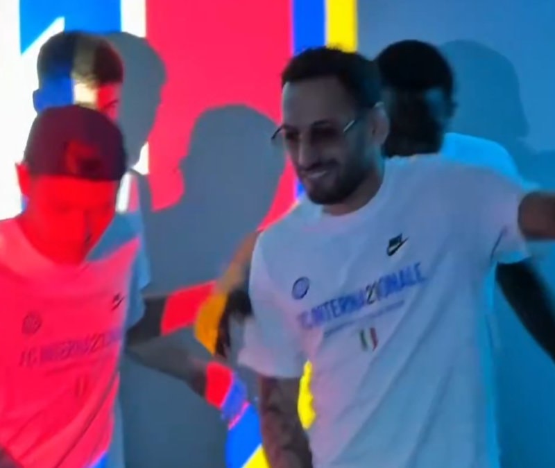 Hakan Çalhanoğlu'ndan şampiyonluk dansı
