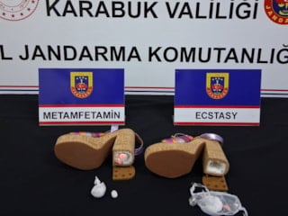 Karabük'te kadın ayakkabısının topuğundan uyuşturucu çıktı