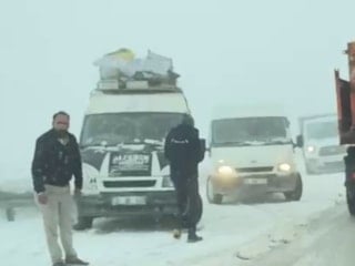 Erzurum'da sürücüler, Palandöken Geçidi'nde kaldı