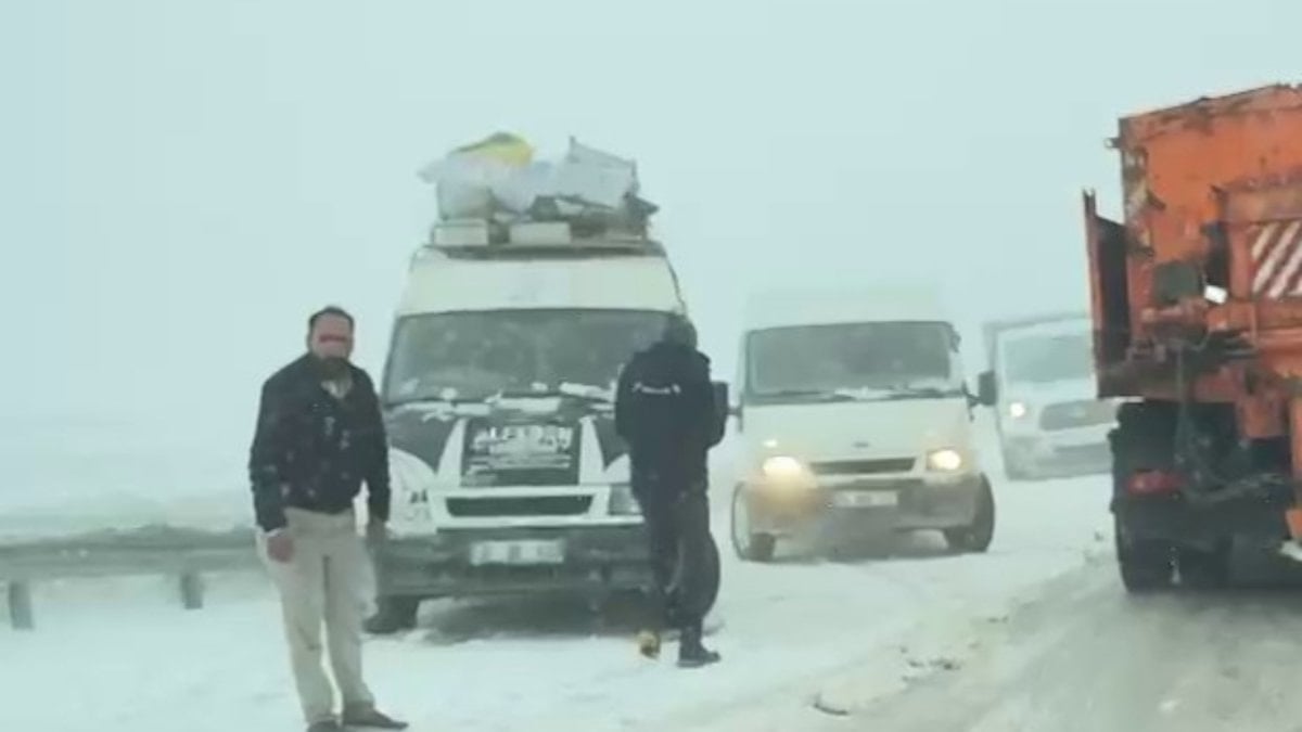 Erzurum'da sürücüler, Palandöken Geçidi'nde kaldı