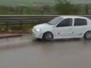 Amasya’da feci kaza: Vatandaş uyardı, otomobil bariyerlere çarptı