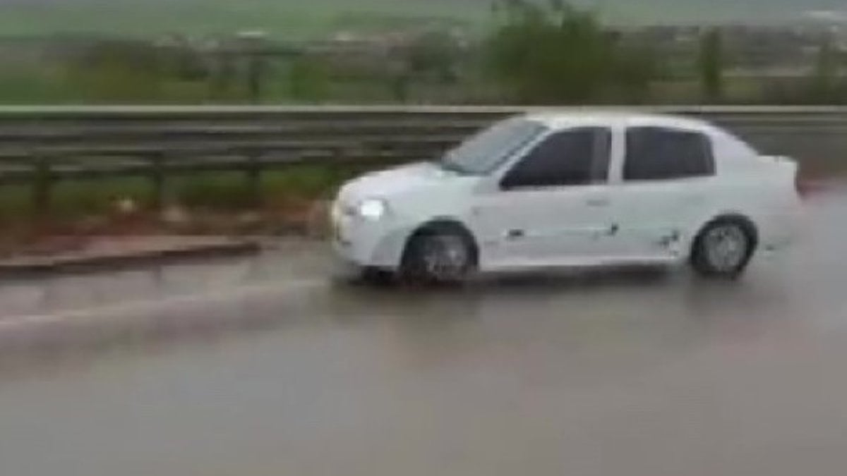 Amasya’da feci kaza: Vatandaş uyardı, otomobil bariyerlere çarptı