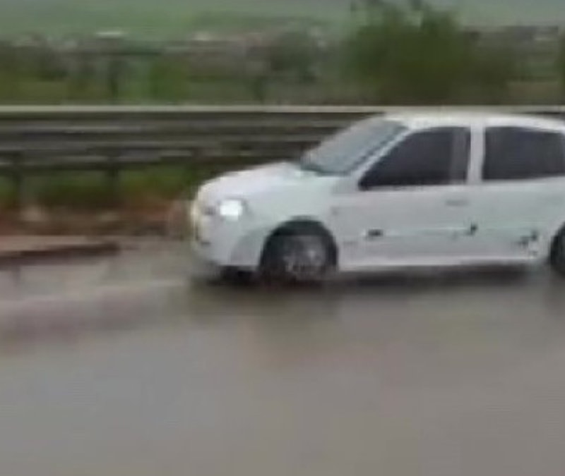 Amasya’da feci kaza: Vatandaş uyardı, otomobil bariyerlere çarptı