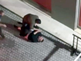 İstanbul'da site önünde 'park' kavgası: Güvenlik görevlisine tekme tokat saldırdılar