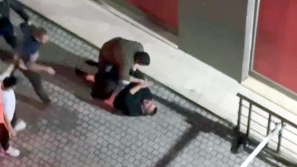 İstanbul'da site önünde 'park' kavgası: Güvenlik görevlisine tekme tokat saldırdılar
