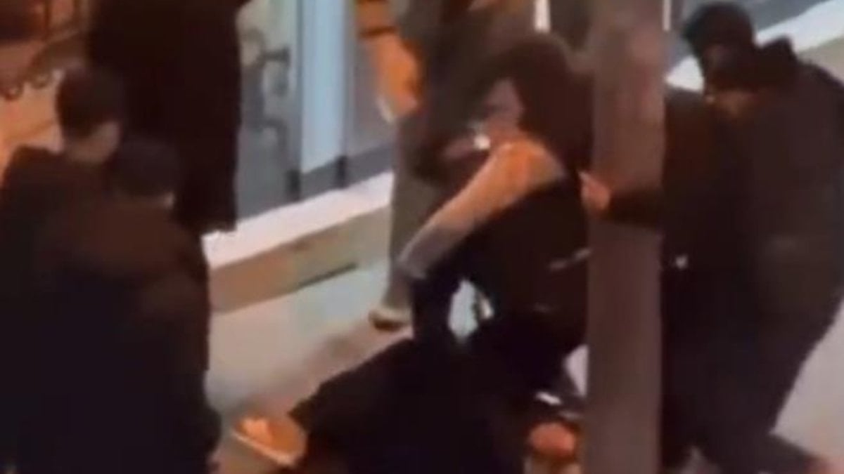 Pendik’te sokak ortasında dehşet: 4 kişi bir şahsı darbetti