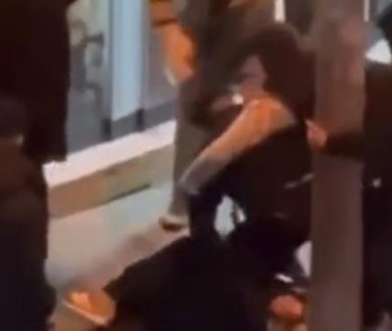 Pendik’te sokak ortasında dehşet: 4 kişi bir şahsı darbetti