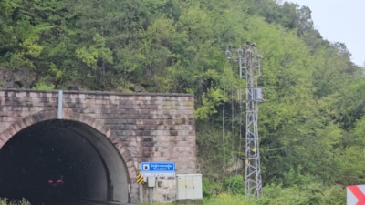 Zonguldak’ta heyelanda kopan kaya elektrik hattını kopardı