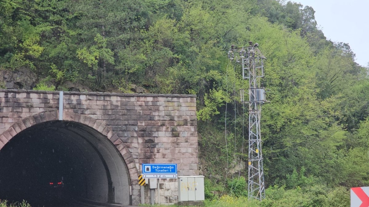 Zonguldak’ta heyelanda kopan kaya elektrik hattını kopardı