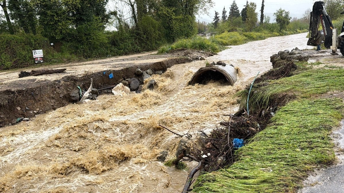 Düzce’de sağanak felaketi: Köprü yıkıldı, evler ve tarlalar sular altında