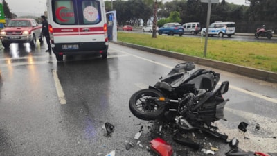 Aydın'da kırmızı ışıkta bekleyen araca çarpan motosiklet sürücüsü ağır yaralandı