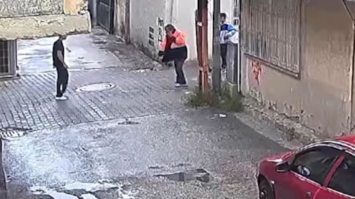 Adana'da tartıştığı 3 çocuktan dayak yedi: O anlar kamerada