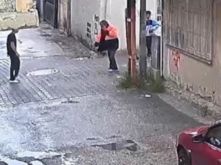 Adana'da tartıştığı 3 çocuktan dayak yedi: O anlar kamerada