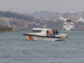 İstanbul'da vapura binen ve kaybolan kadının çantası bulundu: Denizde aranıyor