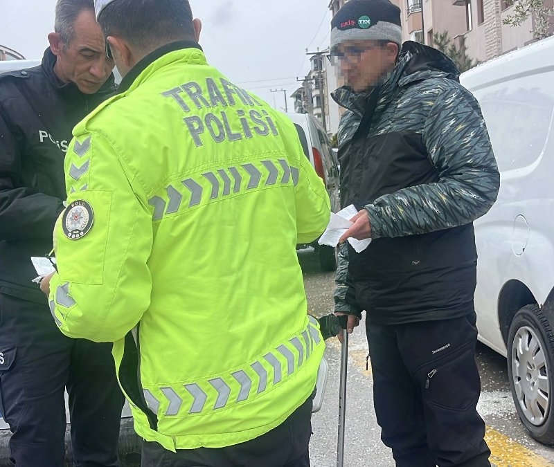 Bolu'da ehliyeti iptal edilen sürücü trafiğe çıktı: Kaza yaptı