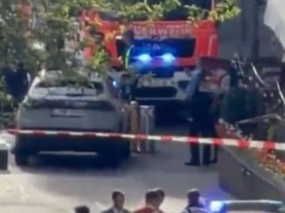 Almanya'da bir araç kalabalığın arasına girdi