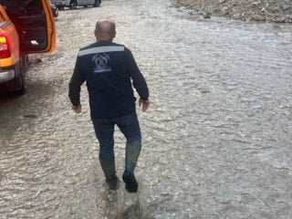 Hakkari'de Kaval Deresi taşınca köy yolu ulaşıma kapandı