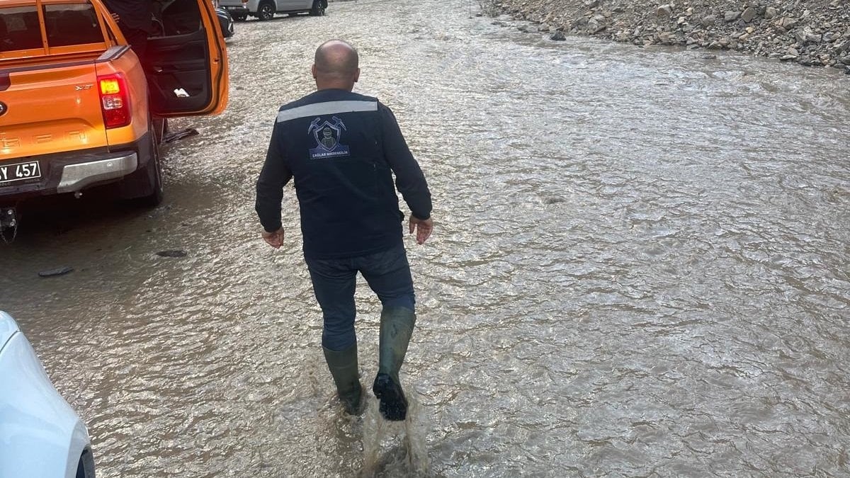 Hakkari'de Kaval Deresi taşınca köy yolu ulaşıma kapandı