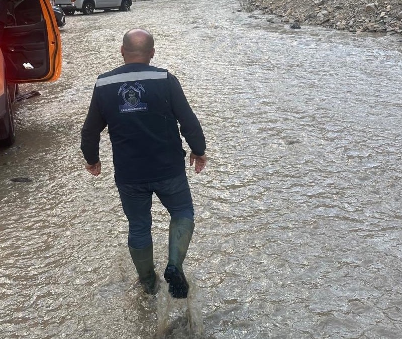 Hakkari'de Kaval Deresi taşınca köy yolu ulaşıma kapandı