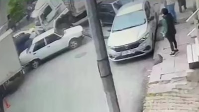 İstanbul Bağcılar'da freni boşalan kamyon 8 araca zarar verdi