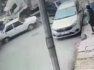 İstanbul Bağcılar'da freni boşalan kamyon 8 araca zarar verdi