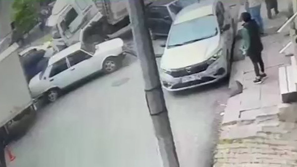 İstanbul Bağcılar'da freni boşalan kamyon 8 araca zarar verdi