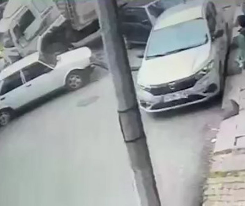 İstanbul Bağcılar'da freni boşalan kamyon 8 araca zarar verdi