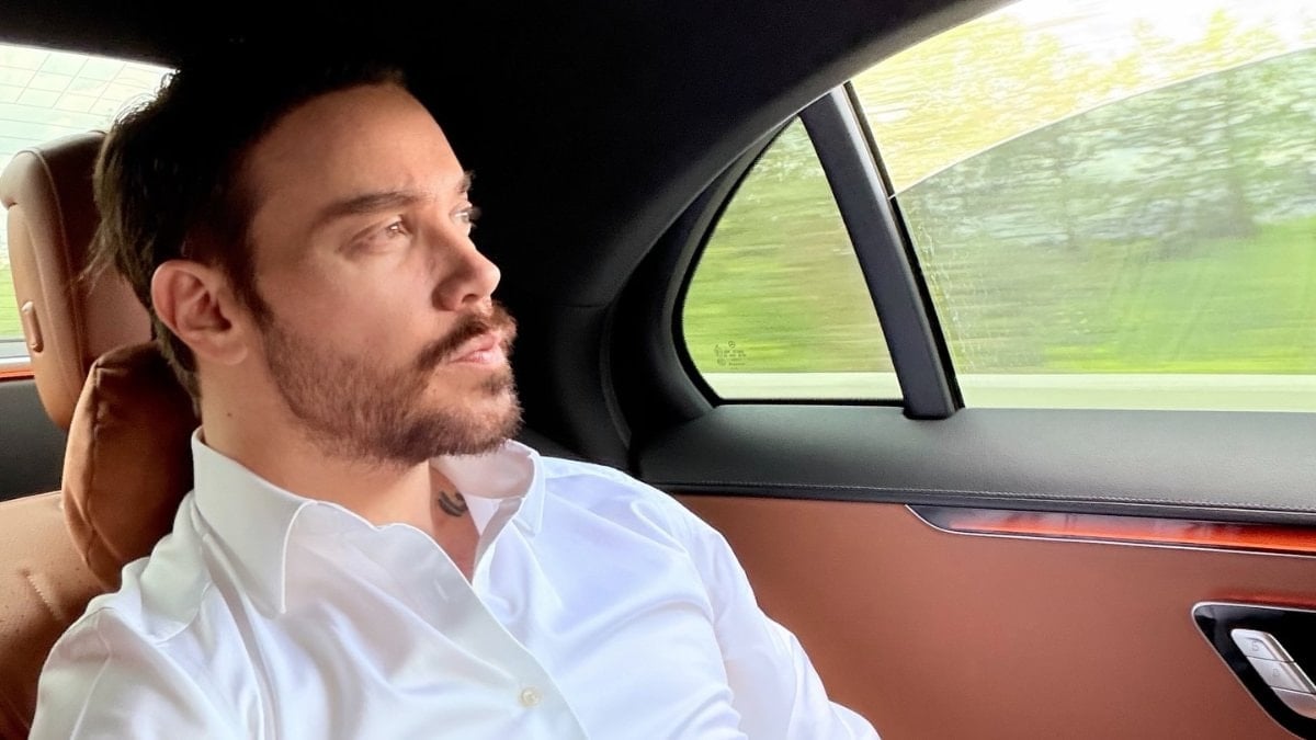 Sinan Akçıl'dan yeni paylaşım: Bazı Marşlar Ajda'ya dinleterek başlar