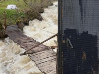 Rize'de köprü girişindeki demir kapı şaşırttı
