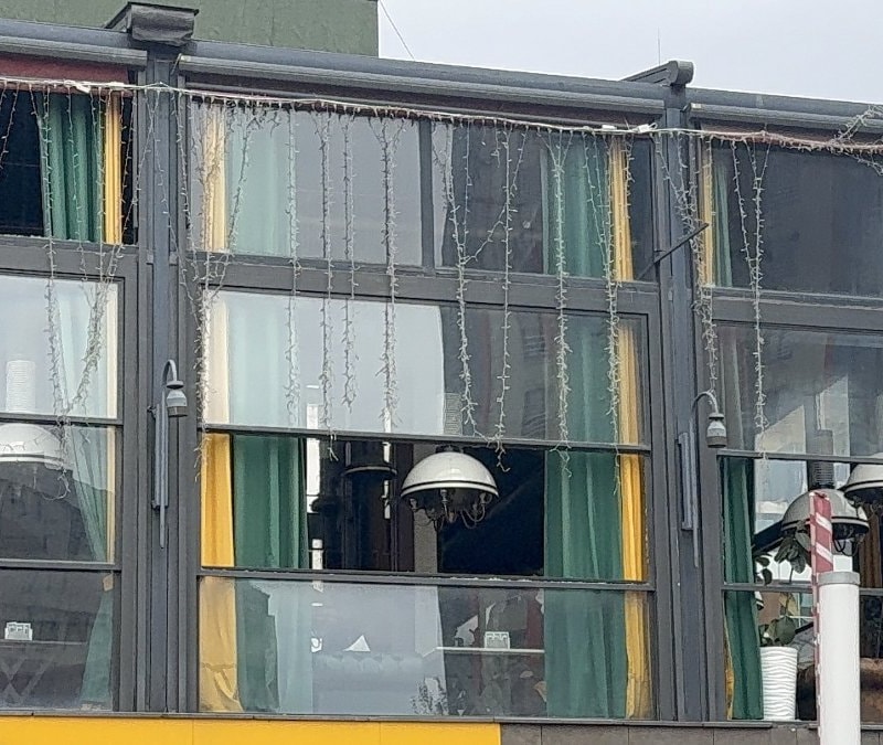 İstanbul'da 17 yaşındaki şüpheli iş yeri kurşunladı