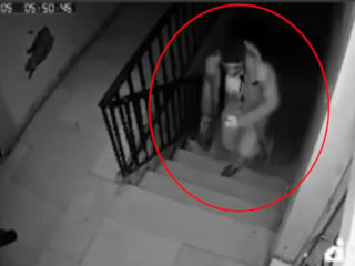 Mardin'de apartmanda dolaşan hırsız ayakkabıları çalıp gitti: O anlar kamerada