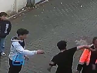Adana'da sokakta evsizi yumruklayan çocuğa ev hapsi cezası