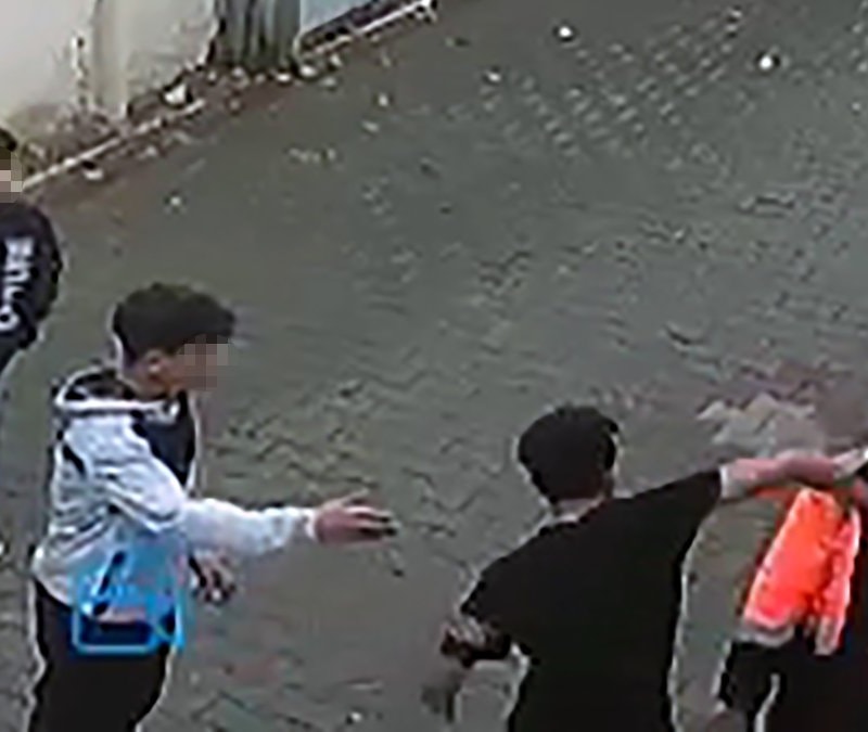 Adana'da sokakta evsizi yumruklayan çocuğa ev hapsi cezası